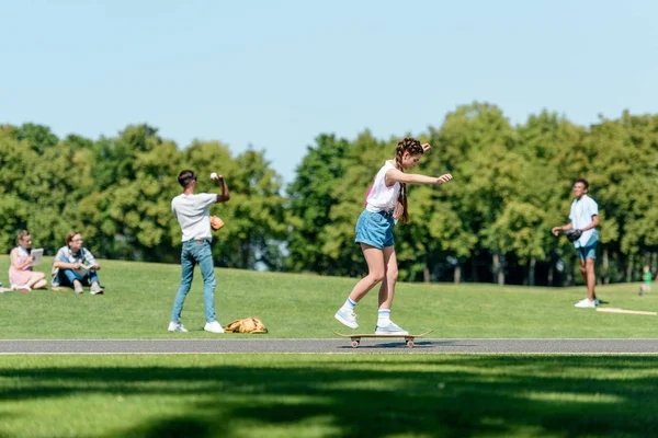 Багатонаціональна група підлітків проводить час разом у парку — стокове фото