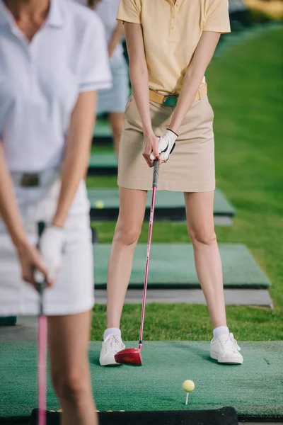 Cropped shot of female golf players playing golf at golf course — Stock Photo