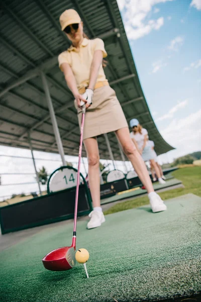Enfoque selectivo de las mujeres que juegan al golf en el campo de golf - foto de stock