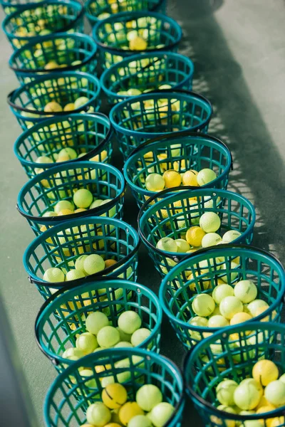 Vista de cerca de pelotas de golf en baldes en el campo de golf - foto de stock
