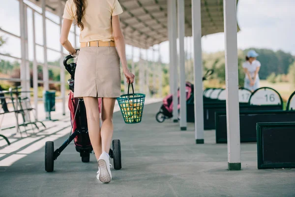 Teilansicht einer Frau im Polo mit Golfausrüstung beim Gehen auf dem Golfplatz — Stockfoto