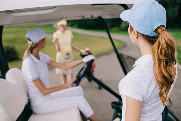 Частковий вигляд жіночих гравців у гольф у кепках на полі для гольфу — стокове фото