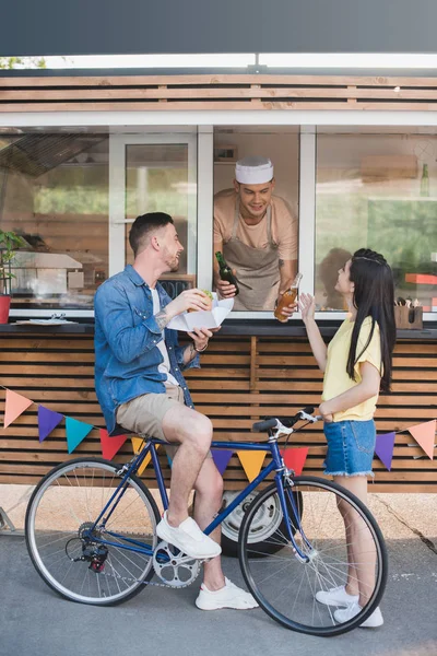 Chef dando bebidas a los clientes de camión de comida - foto de stock