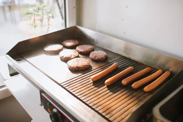 Salsichas e costeletas de carne para hambúrgueres em caminhão de alimentos — Fotografia de Stock