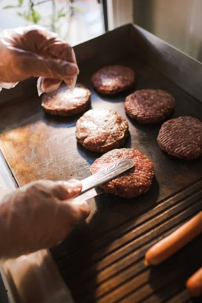 Обрезанное изображение повара, жарящего мясо для бургеров в фургоне с едой — стоковое фото