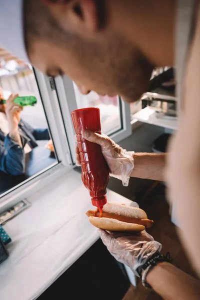 Chef preparando hod dog no caminhão de alimentos — Fotografia de Stock