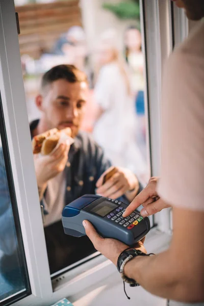 Foyer sélectif du client payant pour hot dog dans le camion alimentaire — Photo de stock