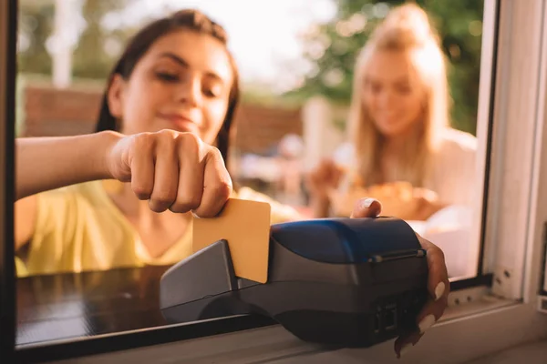 Selective focus of customer paying with credit card at food truck — Stock Photo