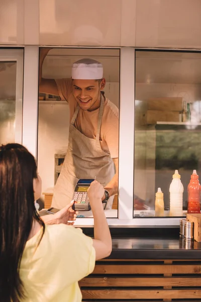 Customer paying with credit card at food truck — Stock Photo