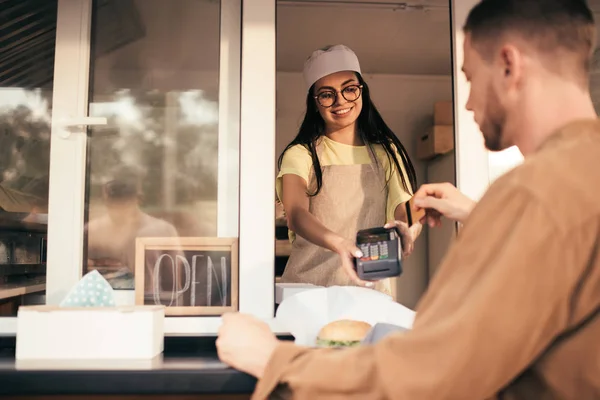 Customer paying with credit card for food at food truck — Stock Photo