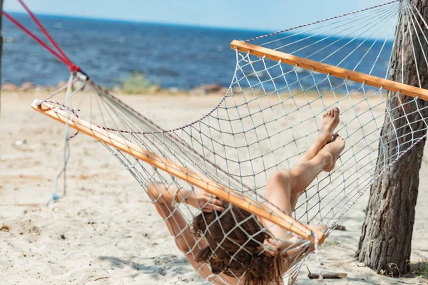 Chica atractiva relajarse en hamaca en la playa - foto de stock