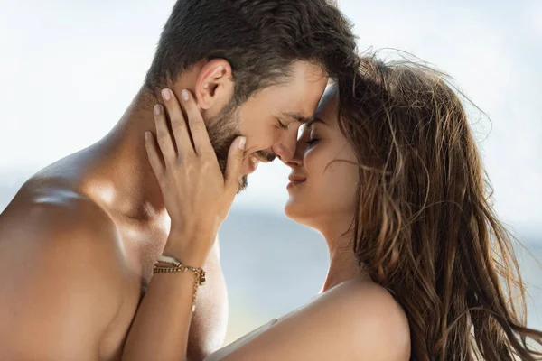 Beau sourire couple câlin et va embrasser — Photo de stock