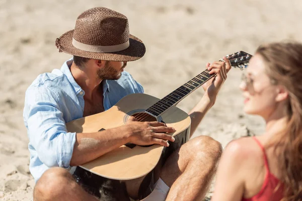 Красенем в капелюсі, грав на акустичній гітарі для своєї подруги — стокове фото