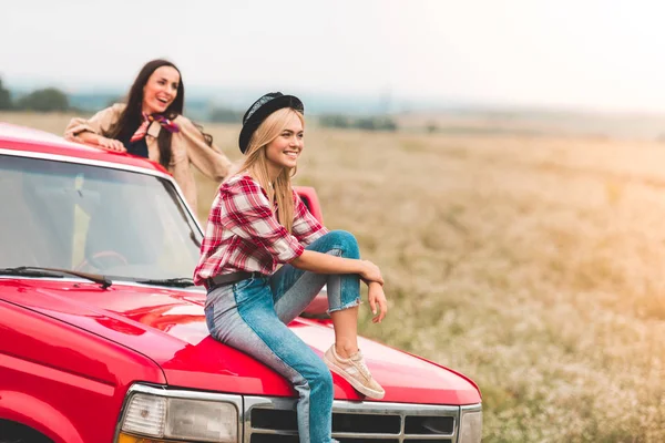 Felizes jovens namoradas tendo viagem de carro e olhando para a bela natureza — Fotografia de Stock