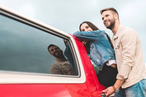 Hermosa joven pareja cerca vintage rojo camión en día nublado - foto de stock