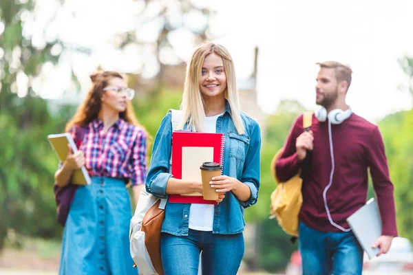 Ritratto di studenti sorridenti con zaini nel parco — Foto stock