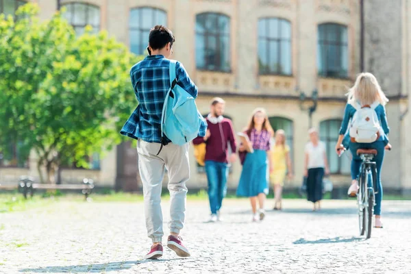 Вибірковий фокус студентів з рюкзаками на вулиці — стокове фото