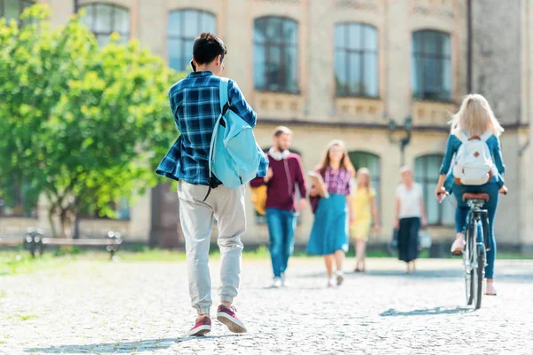 Focus selettivo degli studenti con zaini sulla strada — Foto stock