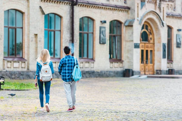 Vista posteriore degli studenti con zaini che vanno all'università — Foto stock