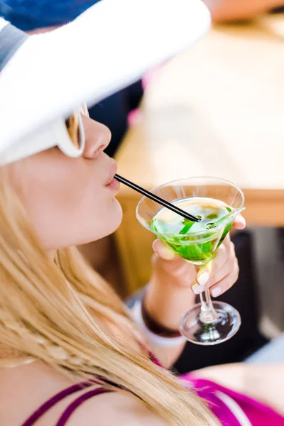 Atractiva chica bebiendo cóctel con paja - foto de stock