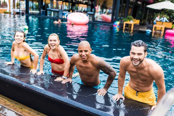 Gruppo di amici felici divertirsi in piscina — Foto stock