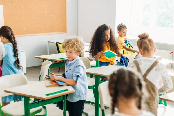 Escolares se preparando para a aula em sala de aula — Fotografia de Stock