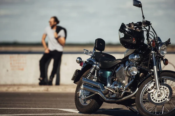 Foco seletivo de motocicleta helicóptero e motociclista em segundo plano — Fotografia de Stock