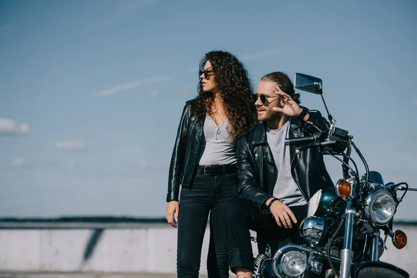 Motociclistas em jaquetas de couro preto sentado na motocicleta helicóptero — Fotografia de Stock