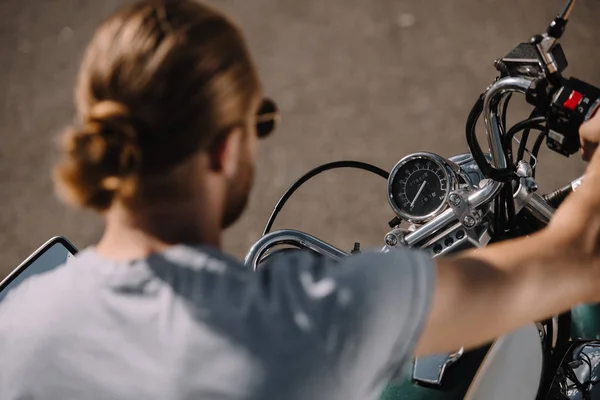 Motociclista seduto su moto d'epoca classica, focus selettivo — Foto stock