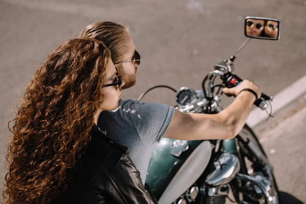 Casal de motociclistas sentados em motocicleta cruzador clássico — Fotografia de Stock