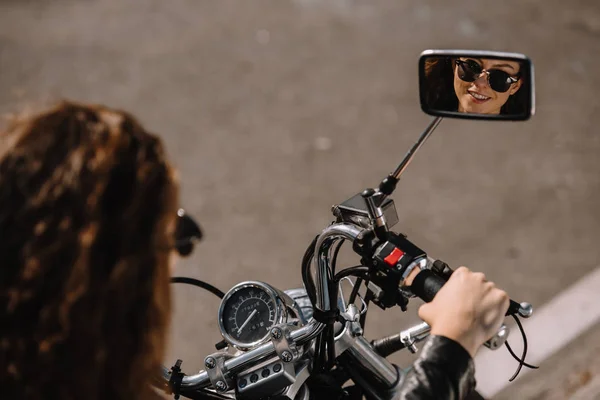 Reflet de belle femme dans le miroir de moto — Photo de stock