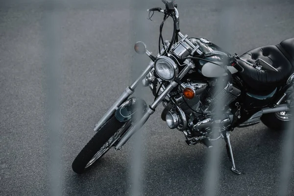 Classic cruiser motorcycle standing on asphalt road — Stock Photo