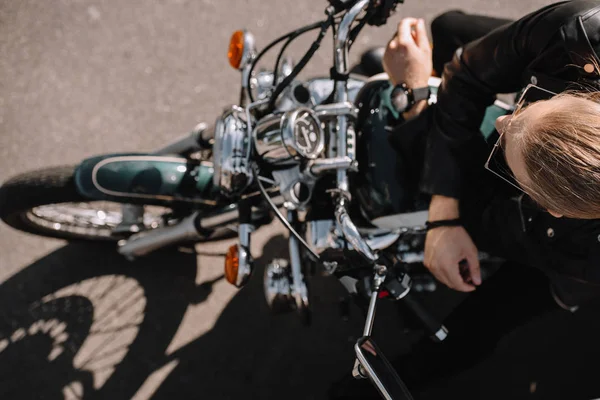 Vista aérea del motociclista sentado en la motocicleta clásica vintage - foto de stock