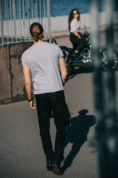 Foyer sélectif de l'homme va à petite amie avec moto de croisière — Photo de stock