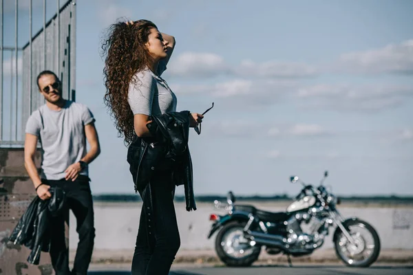 Young bikers with vintage cruiser motorbike in city — Stock Photo