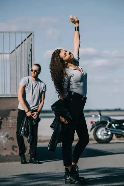 Feliz pareja de ciclistas con moto en la ciudad - foto de stock