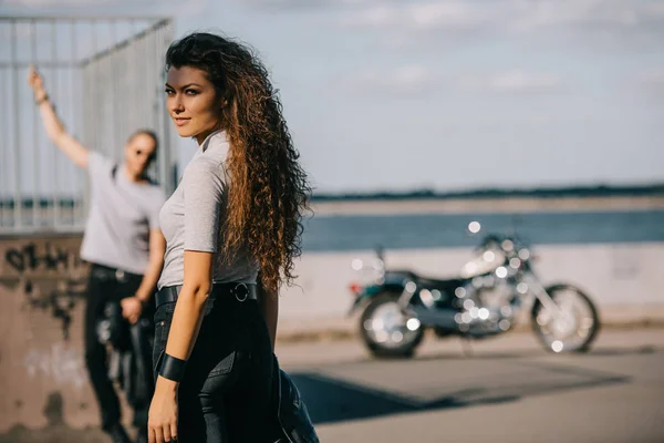 Selective focus of girlfriend and boyfriend with classical motorbike — Stock Photo