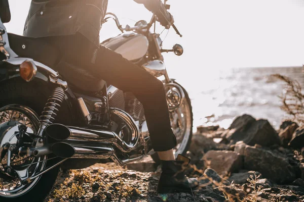 Visão de seção baixa do motociclista sentado na motocicleta clássica ao ar livre — Fotografia de Stock