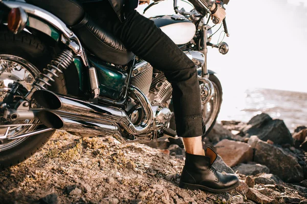 Vista de sección baja del motociclista sentado en motocicleta clásica - foto de stock