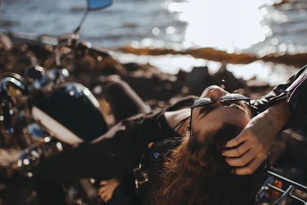 Attractive woman in sunglasses relaxing on classical motorbike — Stock Photo