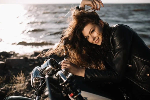 Sorridente bella donna seduta su moto — Foto stock