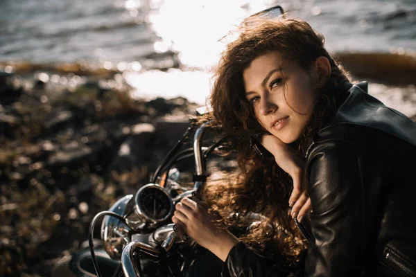 Menina bonita sentada na motocicleta clássica — Fotografia de Stock