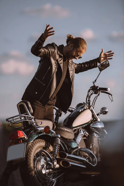 Wütender schöner Mann mit kaputtem Motorrad unterwegs — Stockfoto