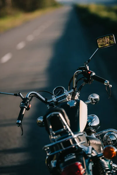 Moto de croisière debout sur route asphaltée — Photo de stock
