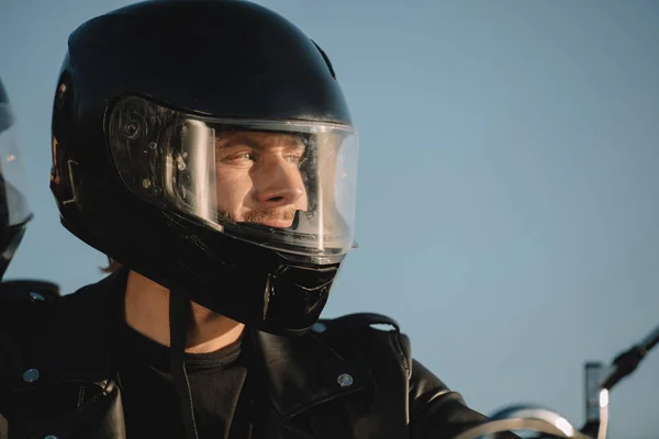 Retrato do homem no capacete da motocicleta olhando para longe — Fotografia de Stock