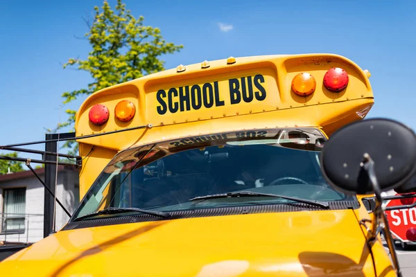 Vue partielle de l'autobus scolaire traditionnel avec inscription sur le verre avant — Photo de stock