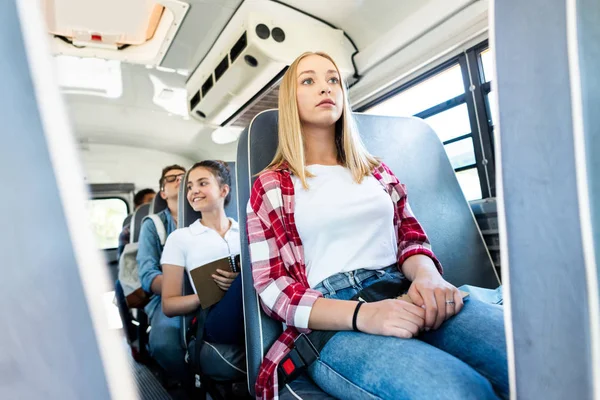 Grupo de adolescentes estudiosos equitação ônibus escolar juntos — Fotografia de Stock