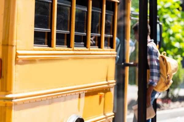 Écolier afro-américain marchant dans le bus scolaire — Photo de stock