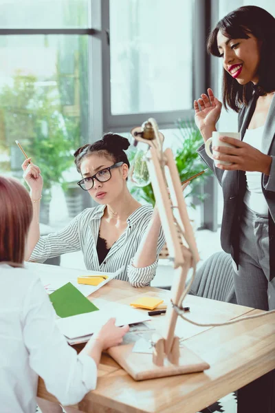 Professionelle junge Geschäftsfrauen diskutieren während der gemeinsamen Arbeit im Büro — Stockfoto