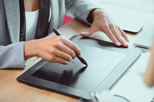 Schnappschuss von Designer-Zeichnung auf Grafik-Tablet am Arbeitsplatz — Stockfoto